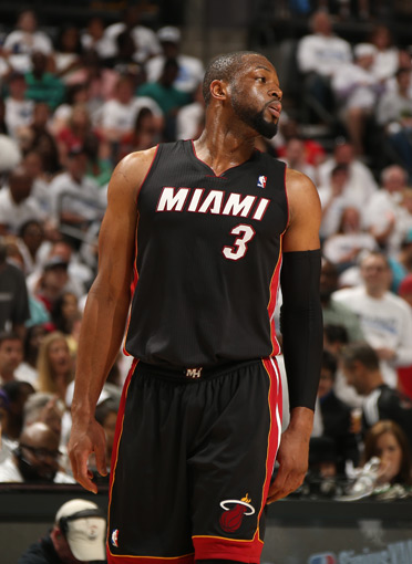 同一天绝代双骄各进一球！以下是媒体对C罗和梅西的...（同日建功！C罗与梅西各下一城，媒体热议）