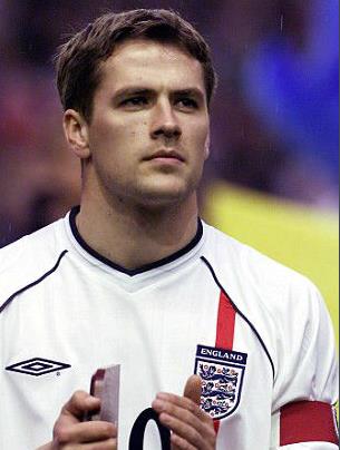 足球巴萨后防大将伤缺四周，主帅表情凝重（巴萨后防主力伤停四周，主帅神情凝重）