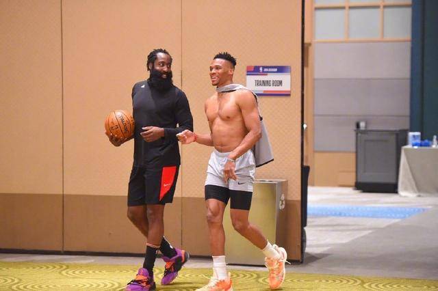 德天空：曼联已向莱比锡明确表示，他们仍在对谢什科的竞争中（德国天空体育：曼联已告知莱比锡，仍未退出谢什科争夺战）