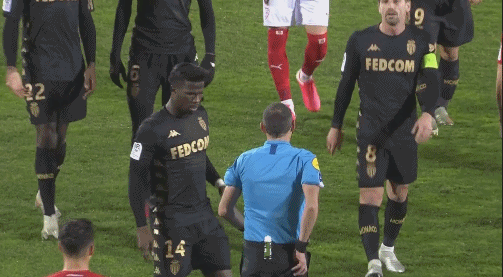 痛！女裁判扔球给希罗，不小心砸到了希罗的关键部位